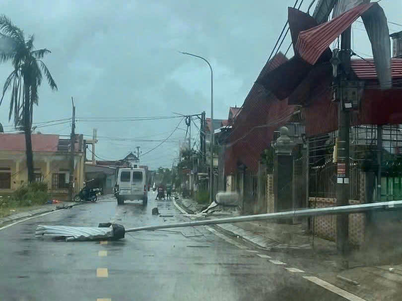 Cột điện đổ gãy tại xã Vĩnh Hải.