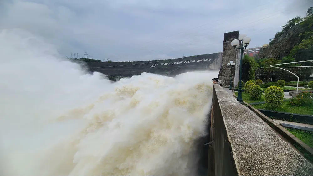 20h hôm nay, mở cửa xả đáy hồ thủy điện Hòa Bình 