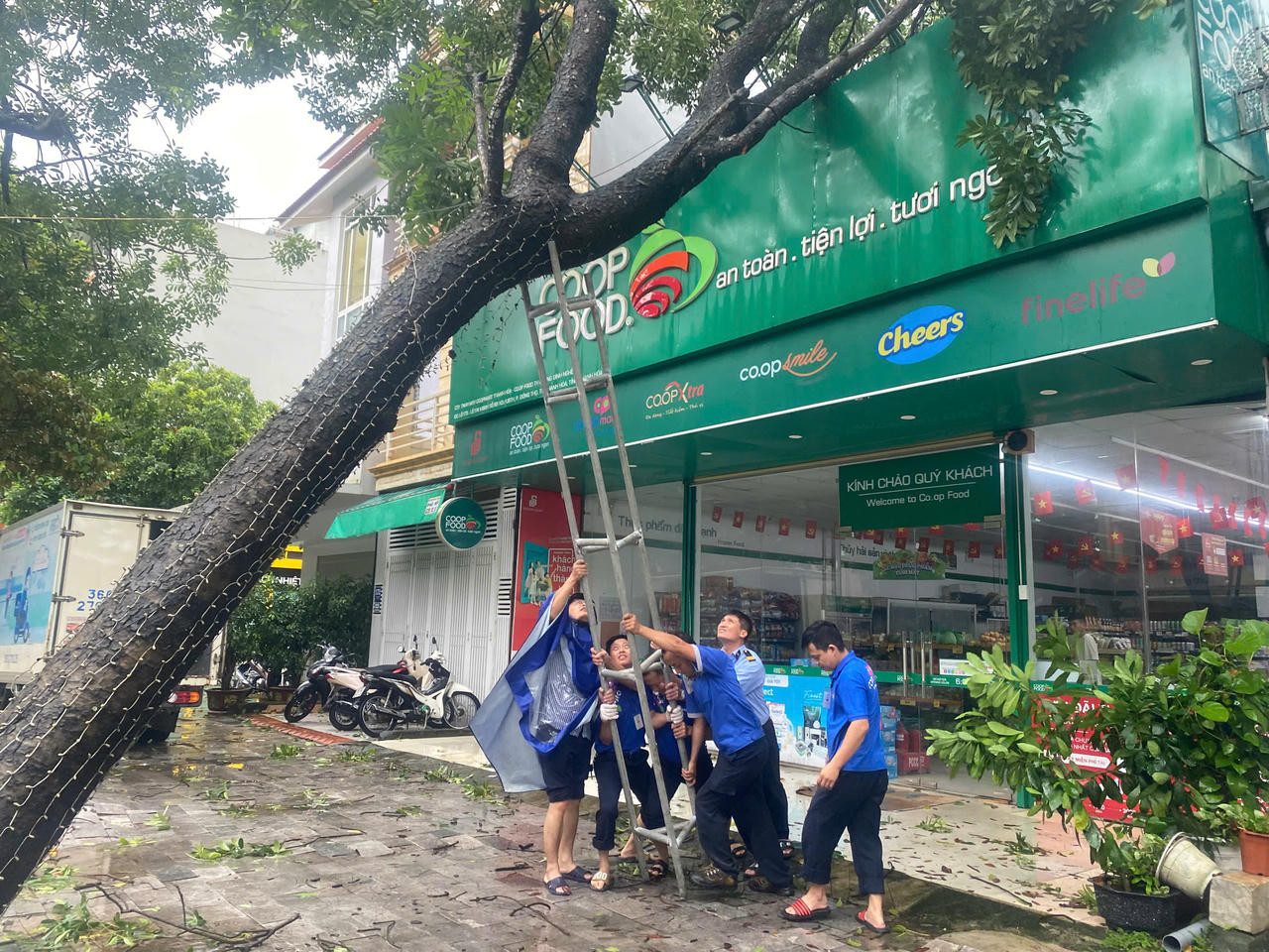 Nhanh chóng khắc phục sự cố sau bão để duy trì hoạt động và phục vụ khách hàng an toàn