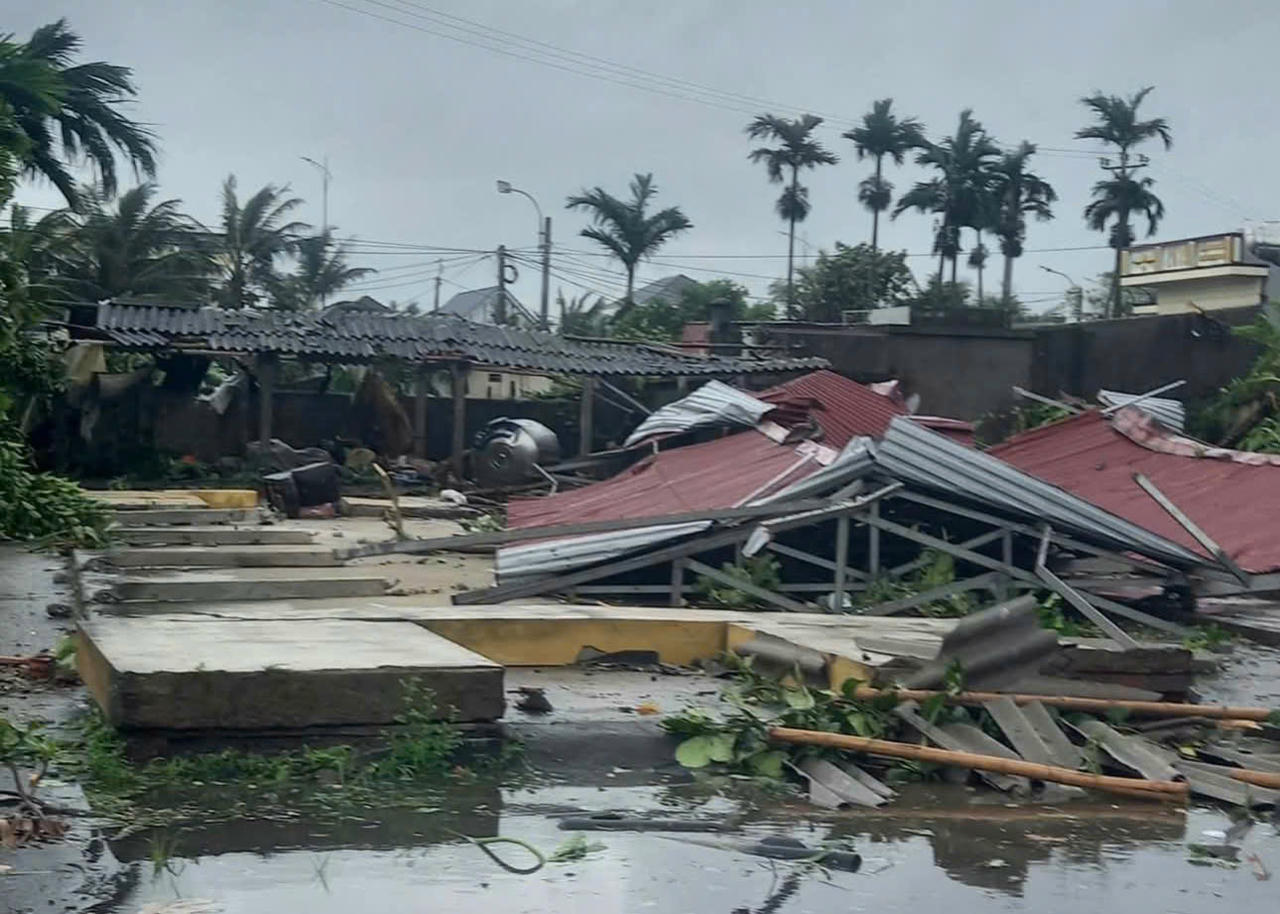 Khu chợ đổ sập do lốc xoáy.