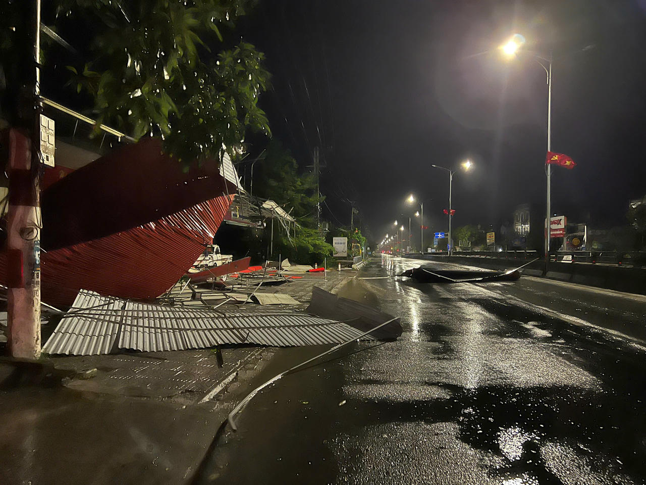 Quảng Trị: 12 người mất tích, nhiều thiệt hại nặng nề do bão số 10