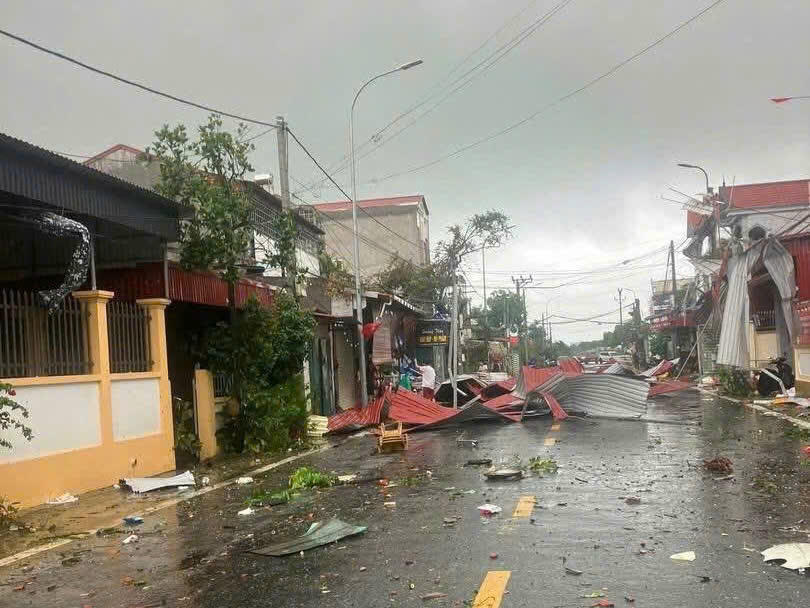 Nhiều tài sản của người dân bị hư hại khi cơn lốc đi qua.