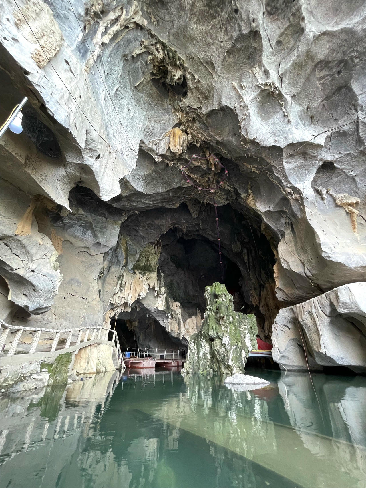 Không xa Đền Bà chúa Thác Bờ là Động Thác Bờ. Động có chiều sâu hơn 100m, lòng động có chỗ rộng nhất hơn 20m, chia thành 3 khu. Trên thành động, nhũ đá kết thành từng chùm lớn, rủ xuống.