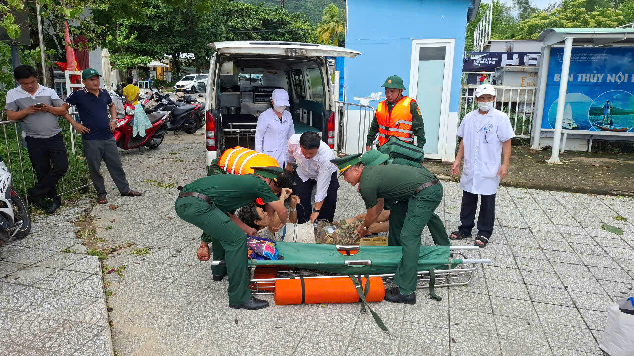 Bộ đội biên phòng Đà Nẵng vượt sóng dữ đưa 3 người dân Cù Lao Chàm vào bờ cấp cứu.