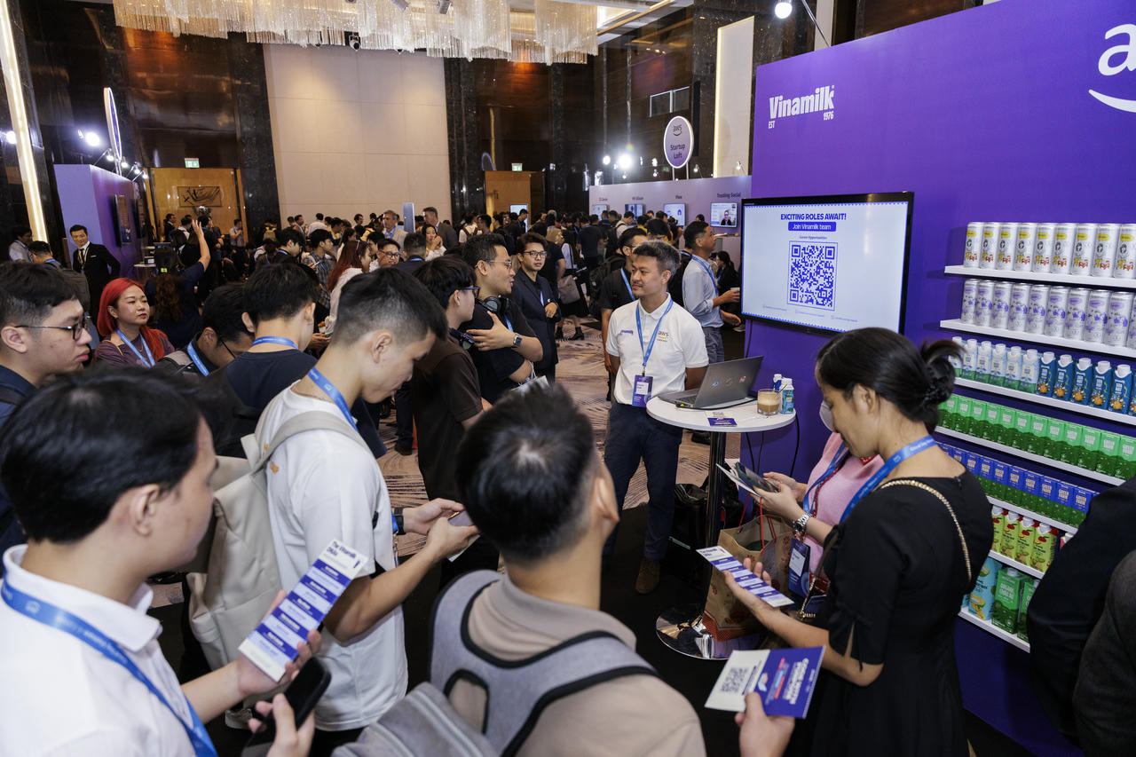 Gian hàng Vinamilk thu hút sự quan tâm của nhiều khách tham dự tại sự kiện AWS Cloud Day Việt Nam 2025 (Ảnh: AWS).