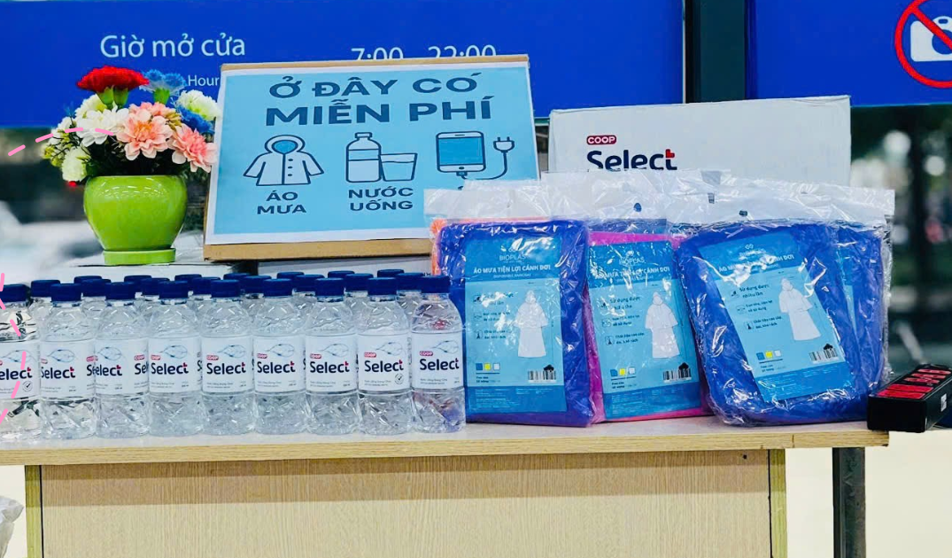 Siêu thị bố trí chỗ ngồi, sạc điện thoại và nước miễn phí hỗ trợ người dân trong cơn bão