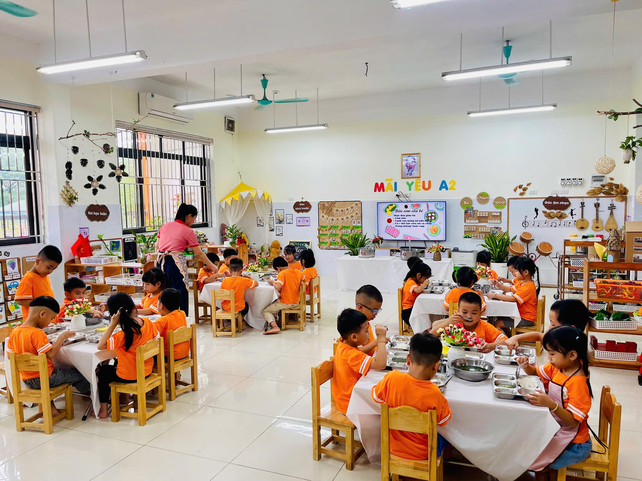 Toàn cảnh bữa trưa bán trú của các bé tại lớp A2 trường Mầm non Cát Quế A.