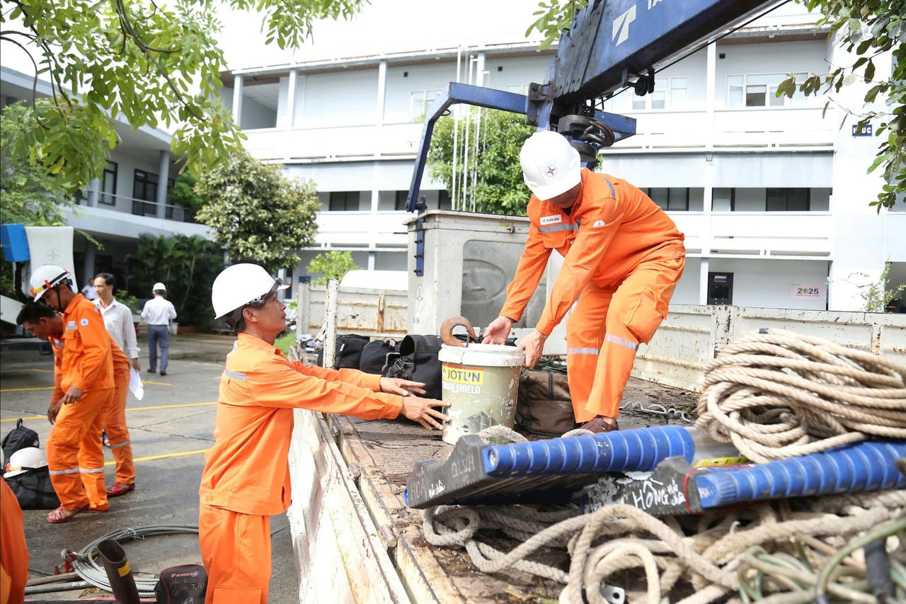 Quảng Trị, Hà Tĩnh: Dồn lực khắc phục sự cố điện sau bão số 10