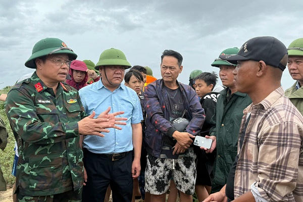 Phó Tư lệnh Quân khu 4 chỉ đạo trục vớt tàu cá, tìm 9 ngư dân mất tích trên sông Gianh