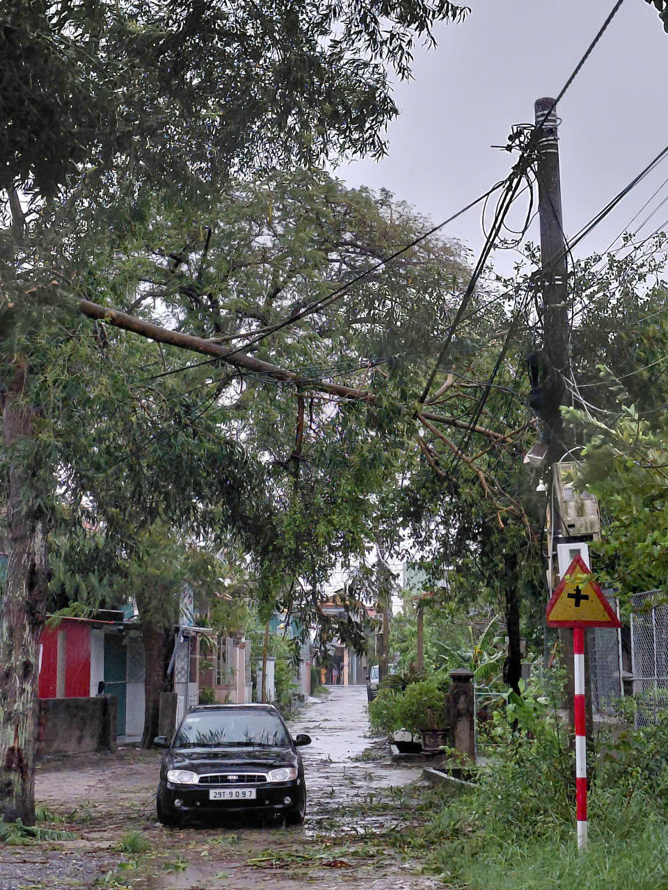 Quảng Trị: 12 người mất tích, nhiều thiệt hại nặng nề do bão số 10