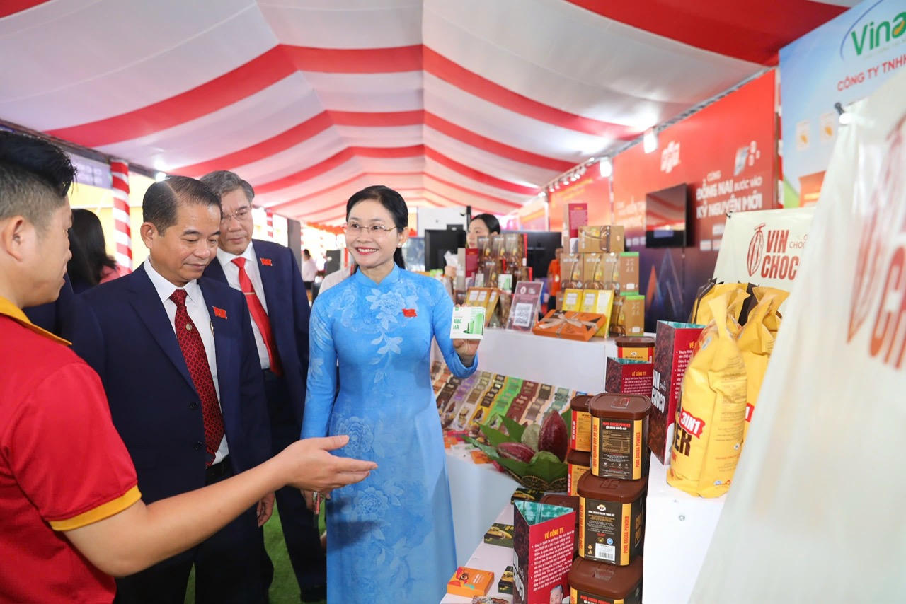 Lãnh đạo tỉnh Đồng Nai tham quan gian hàng trưng bày sản phẩm OCOP bên lề Đại hội.