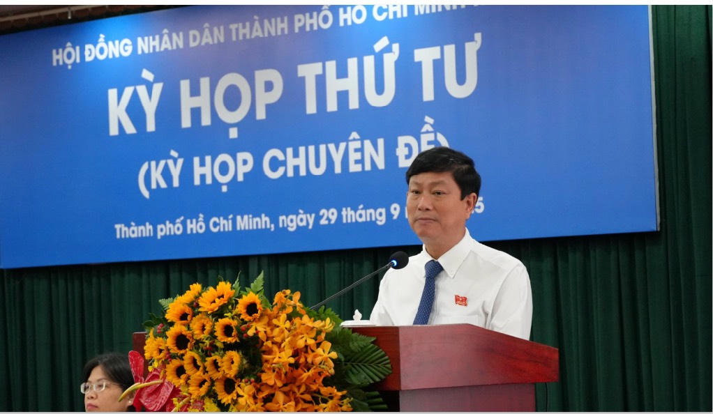 Chủ tịch HĐND TPHCM Võ Văn Minh phát biểu tại kỳ họp.