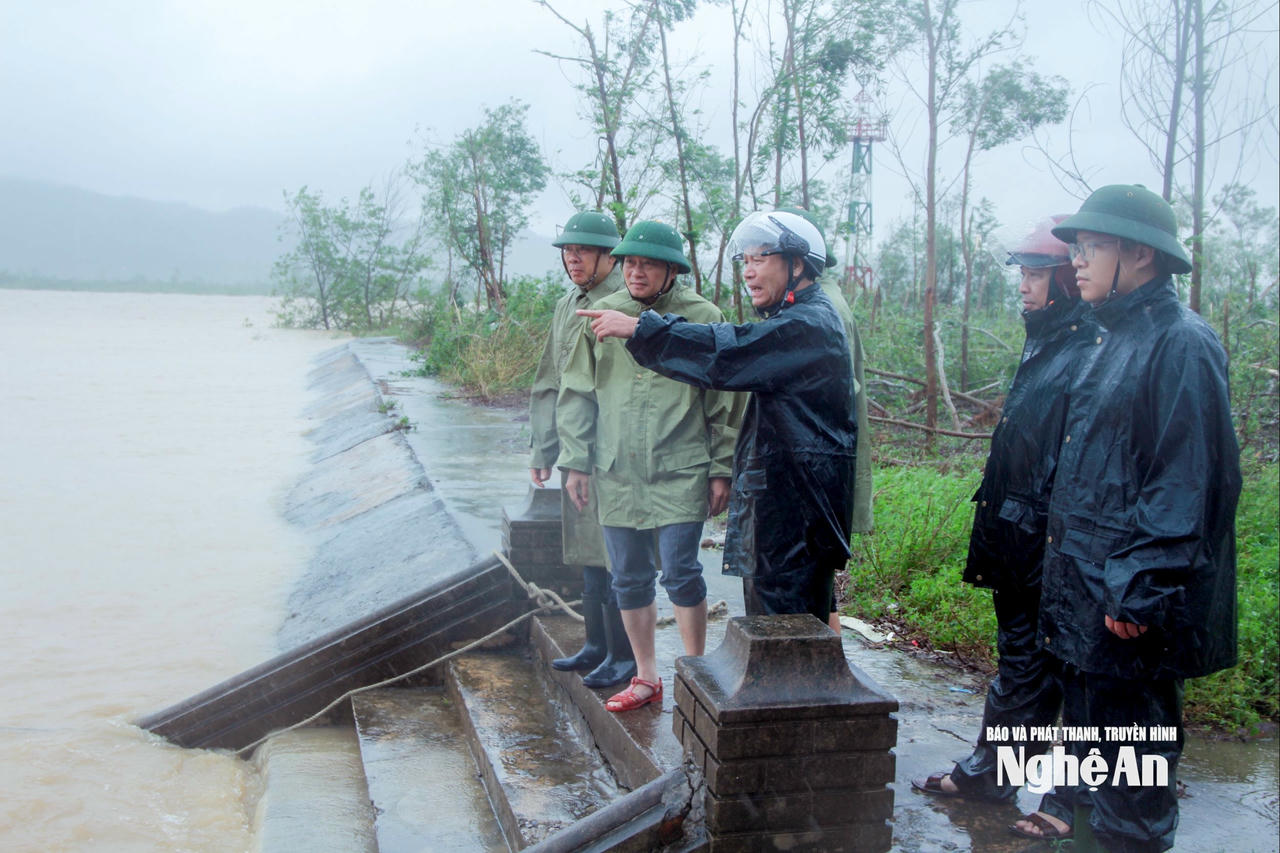 Chủ tịch UBND tỉnh Nghệ An Lê Hồng Vinh kiểm tra hình thiệt hại do bão số 10 (ảnh Báo Nghệ An)