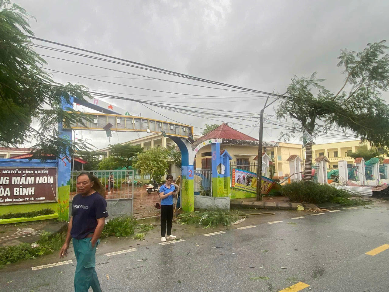 Tại xã Nguyễn Bỉnh Khiêm, cơn lốc đi qua cũng gây nhiều thiệt hại.