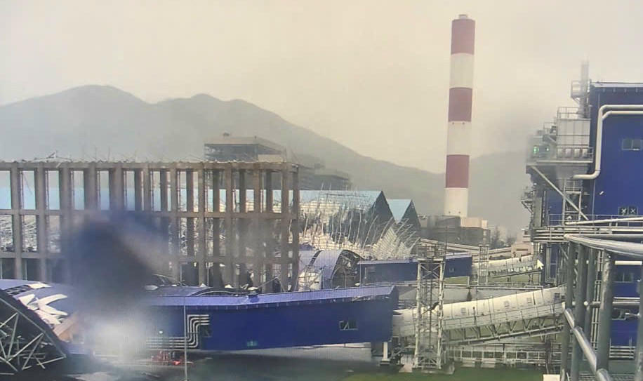 Sức gió khủng khiếp của bão số 10, kho chứa than của Nhà máy Nhiệt điện Vũng Áng 2 bị đổ sập. Hiện trường cho thấy các kết cấu, phần nhà mái của kho chứa than bị phá hủy nghiêm trọng, ảnh hưởng lớn đến việc lưu trữ nguyên liệu phục vụ cho hoạt động sản xuất điện của nhà máy.