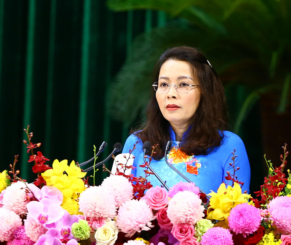 Phó Bí thư Thường trực tỉnh uỷ Nguyễn Thị Hương phát biểu tại phiên trù bị Đại hội.