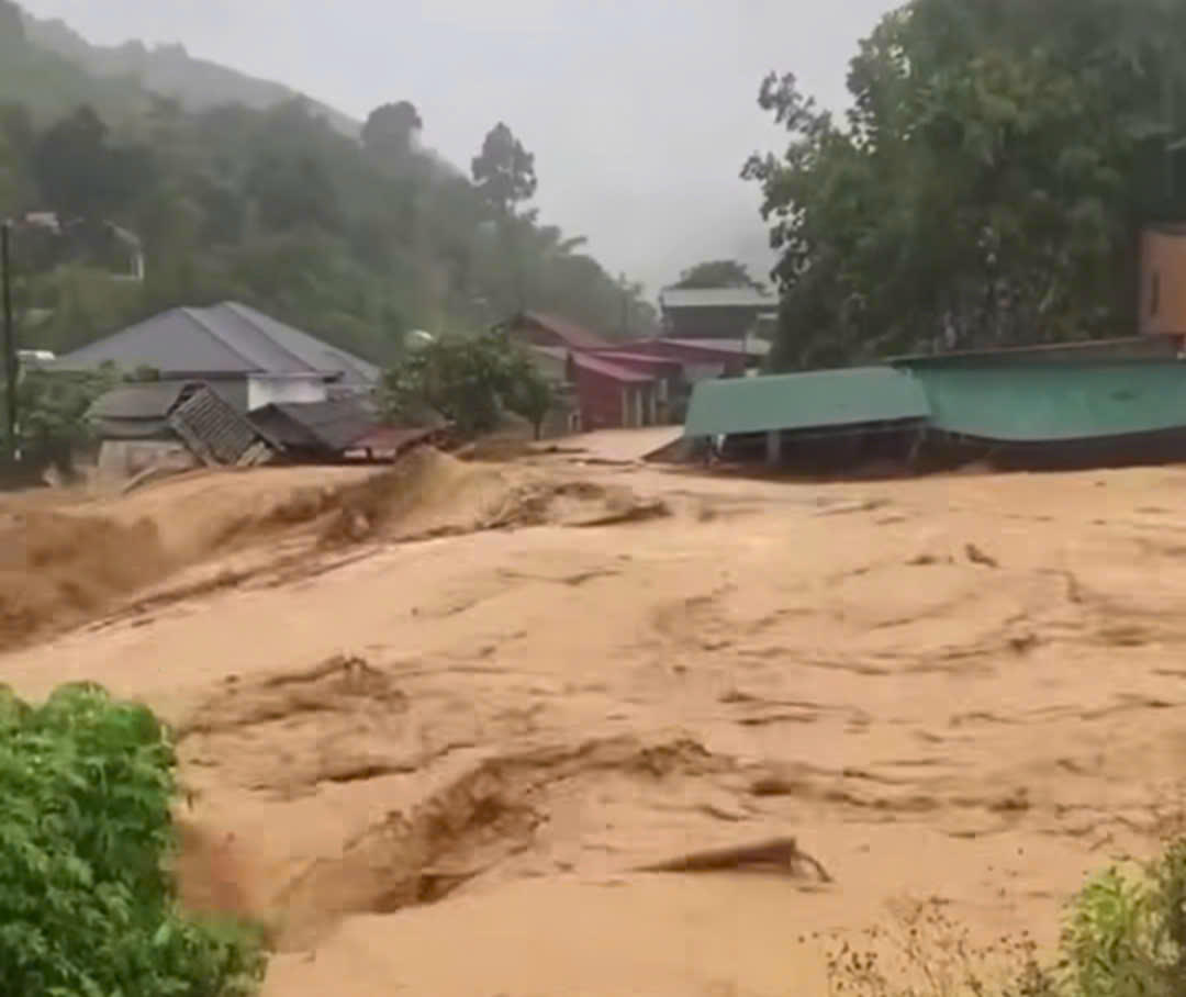 Mưa lớn gây ra lũ ống, lũ quét tại bản Sọc, xã Mường Bang, tỉnh Sơn La gây thiệt hại lớn về tài sản của người dân (Ảnh: CTV).