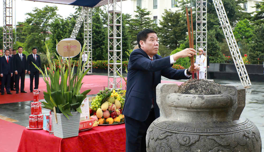 Ủy viên Trung ương Đảng, Bí thư Tỉnh uỷ Bắc Ninh Nguyễn Văn Gấu dâng hương tại Đài tưởng niệm các Anh hùng liệt sĩ.