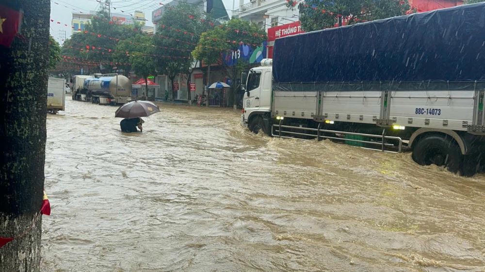 Một số tuyến đường ở các phường (thuộc huyện Mộc Châu cũ) bị ngập sâu trong nước, làm ách tắc giao thông (Ảnh: CTV).