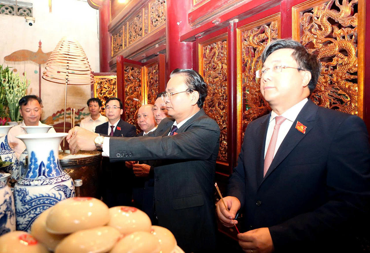 Lãnh đạo tỉnh Phú Thọ dâng hoa, dâng hương tri ân các Vua Hùng tại tại Khu di tích lịch sử Đền Hùng đã có công dựng nước và giữ nước.