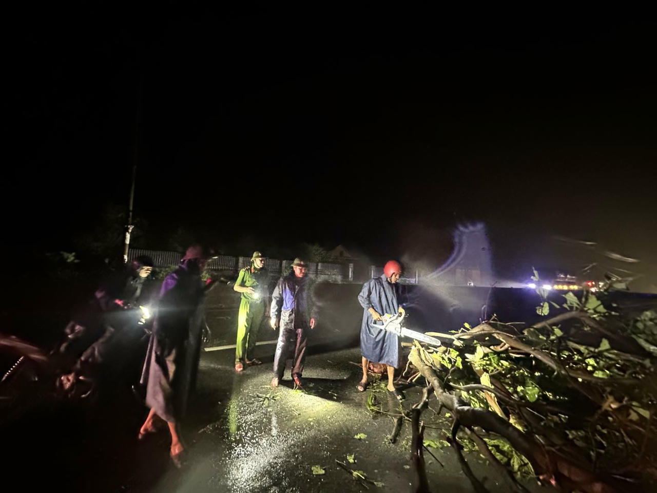 Quảng Trị: 12 người mất tích, nhiều thiệt hại nặng nề do bão số 10