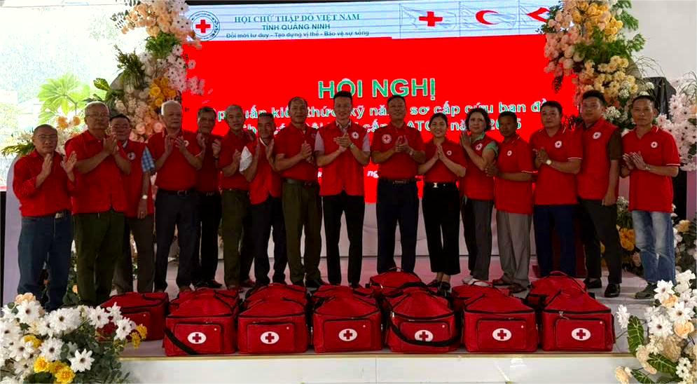 Hội Chữ Thập đỏ tỉnh Quảng Ninh cấp phát túi cứu thương cho các Đội tình nguyện viên.