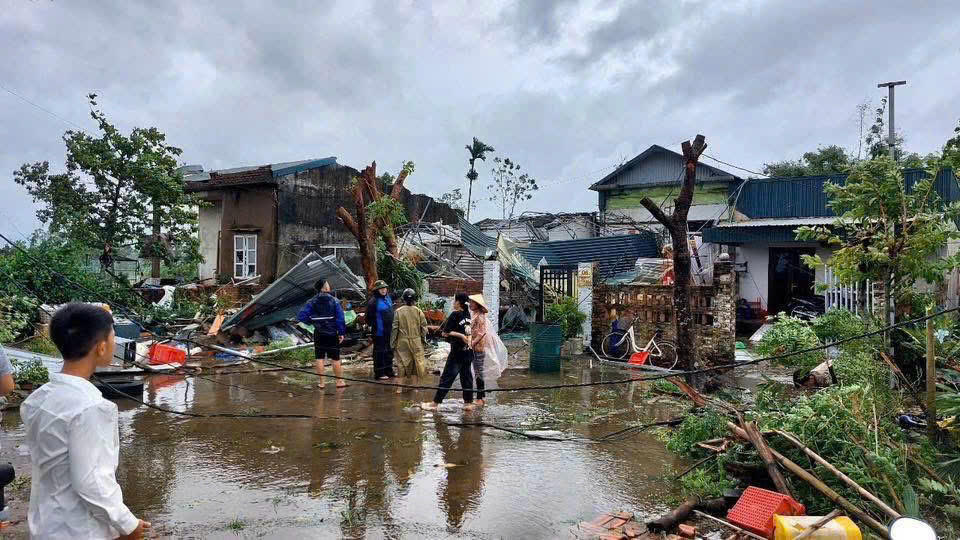 UBND xã Đầm Hà đã huy động lực lượng tại chỗ hỗ trợ người dân dọn dẹp, khắc phục tạm thời.