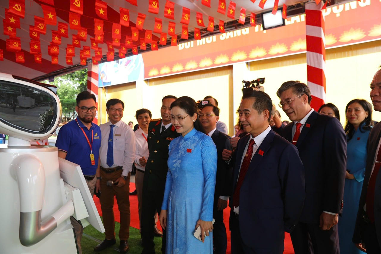 Các đại biểu trải nghiệm tương tác với mô hình robot tại Đại hội.