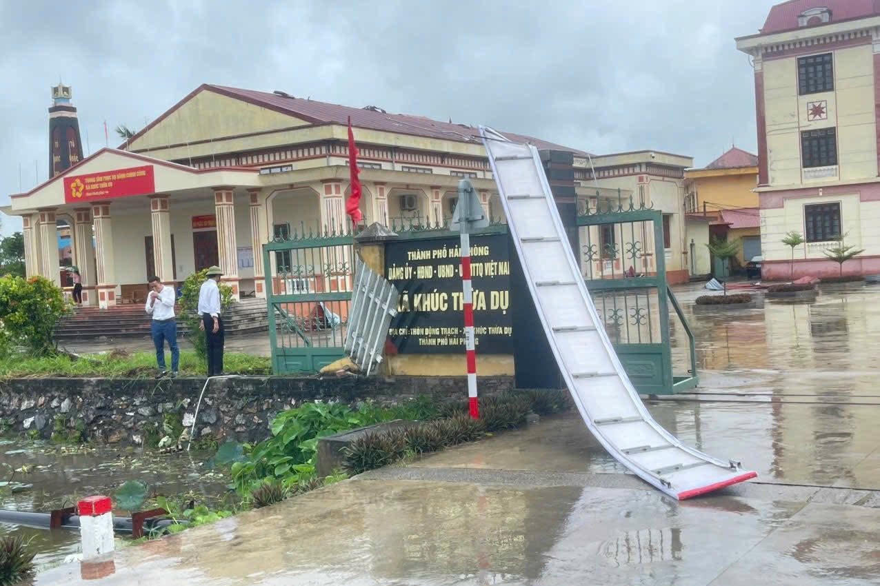 Xã Khúc Thừa Dụ, một trong những địa phương chịu nhiều thiệt hại của cơn dông.
