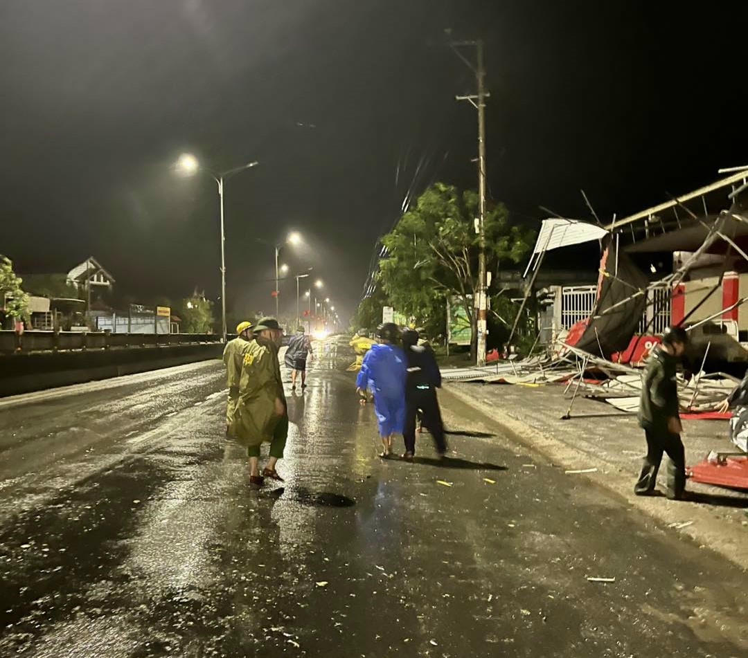 Cảnh tan hoang sau bão tại phường Bắc Gianh.