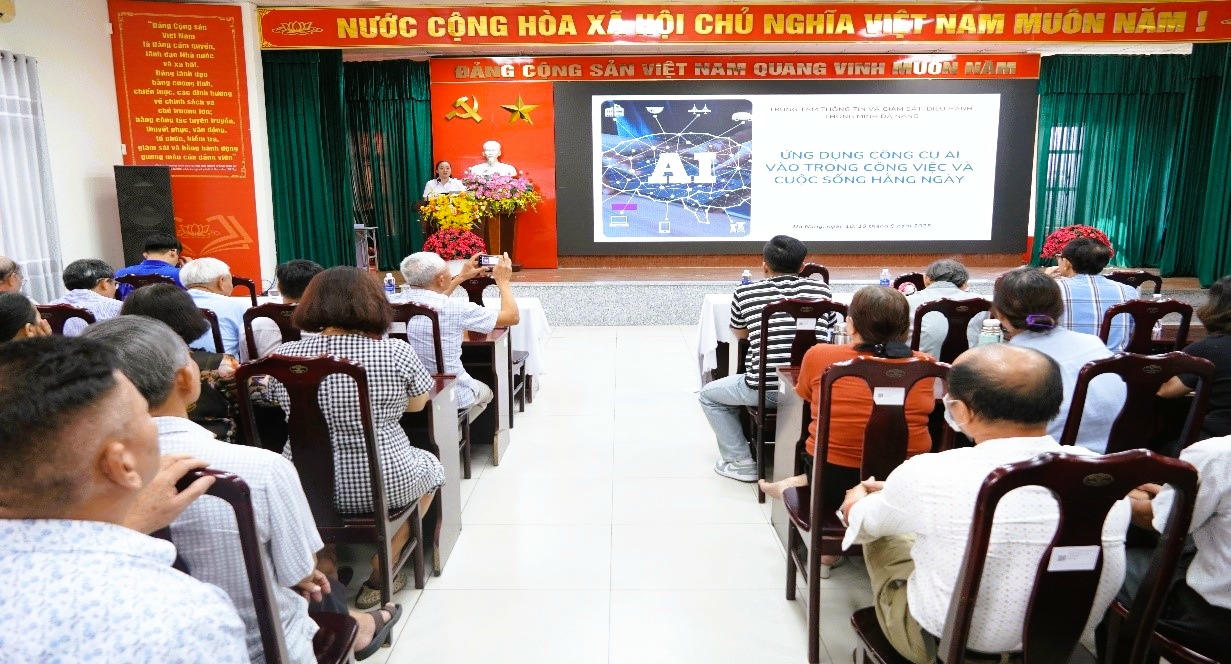 Buổi tập huấn kỹ năng sử dụng trợ lý ảo tại phường Hòa Cường.