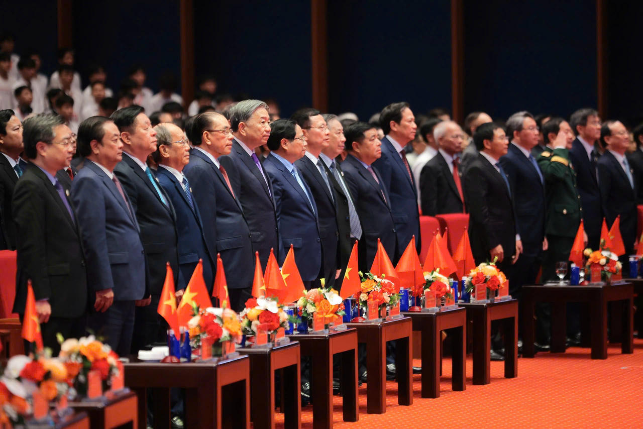 2.700 đại biểu chào cờ tại Lễ kỷ niệm 80 năm Ngành Bưu chính - Viễn thông, 66 năm Ngành Khoa học và Công nghệ (Ảnh: MST)