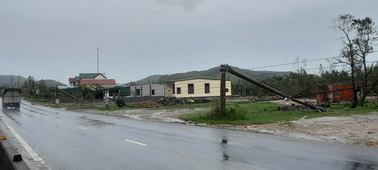 6 tiếng quần thảo xuyên đêm, phía Bắc Quảng Trị ngổn ngang sau bão số 10