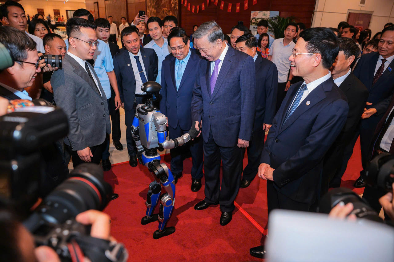 Tổng Bí thư Tô Lâm và Thủ tướng Phạm Minh Chính cùng các đại biểu tham quan triển lãm thành tựu khoa học và công nghệ trong khuôn khổ buổi lễ (Ảnh: MST)