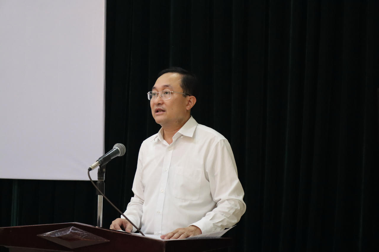 Ông Phan Hồng Nguyên, Phó Cục trưởng Cục PBGDPL&TGPL phát biểu dẫn đề tại Hội thảo.