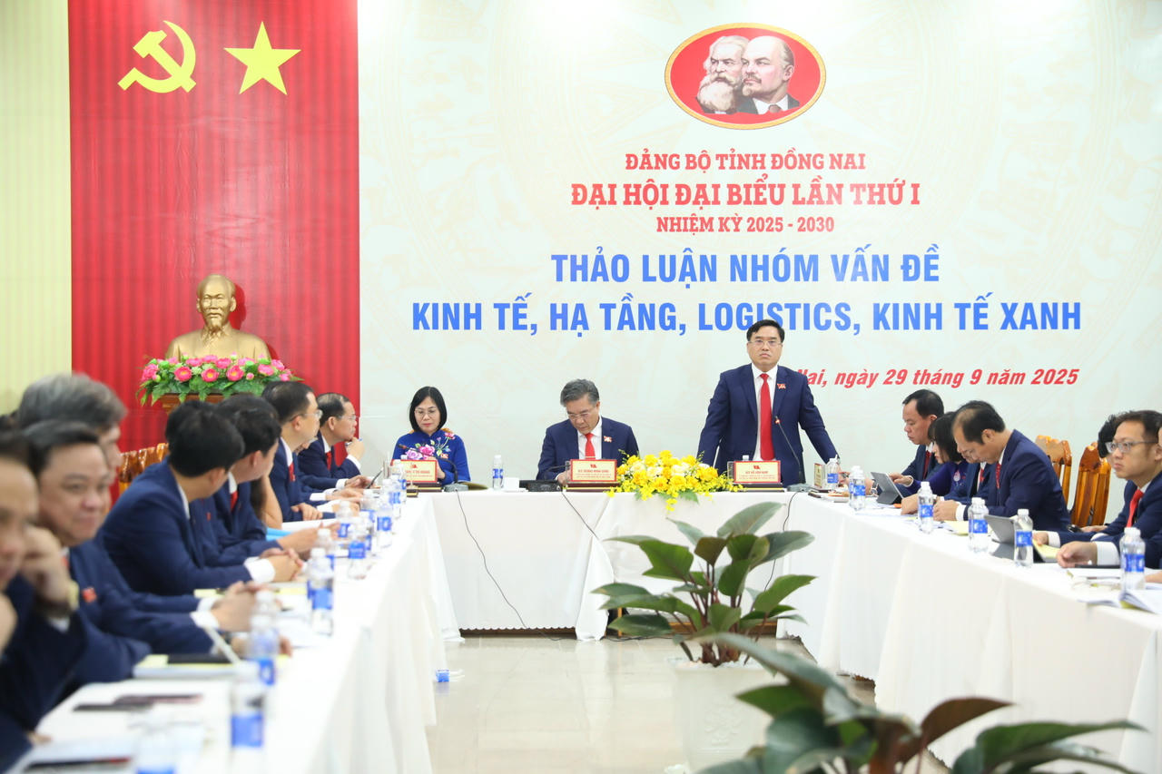 Các đại biểu phát biểu ý kiến tại Tổ thảo luận số 2