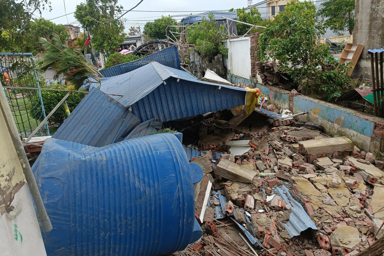Những bức tường gạch vững chắc cũng đổ sập.