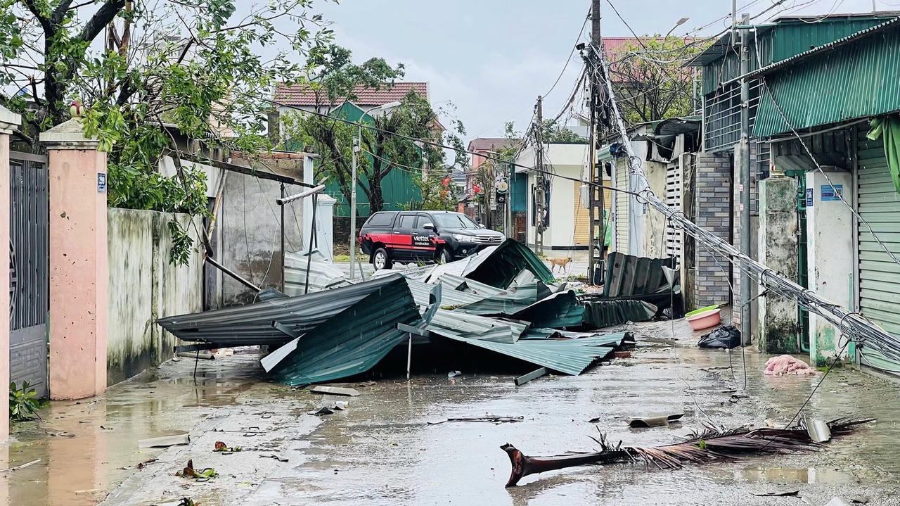 Hình ảnh ghi nhận tại phường Cửa Lò nhiều nơi đổ nát (ảnh facebook)