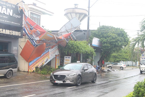 Bảng hiệu quảng cáo tan hoang sau bão.