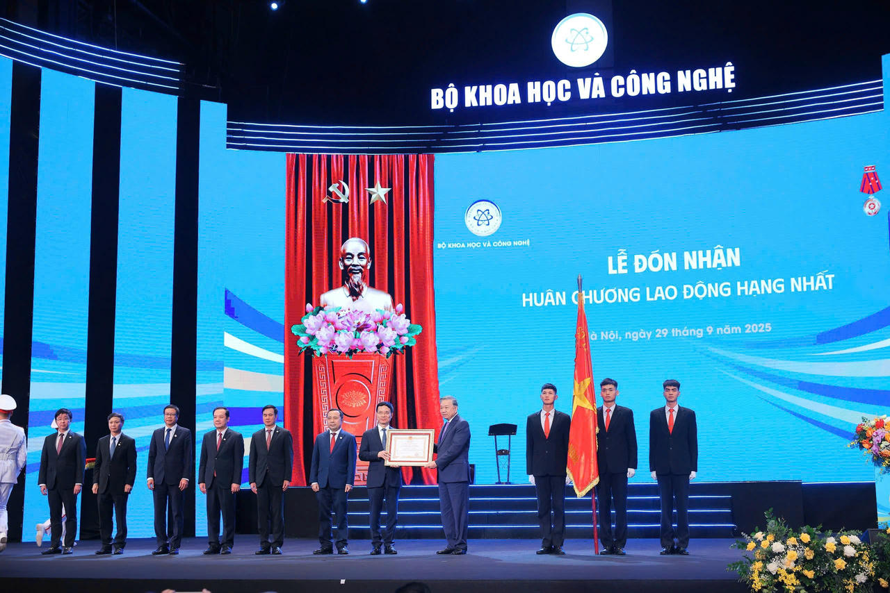 Tổng Bí thư Tô Lâm trao Huân chương Lao động hạng Nhất tặng Bộ Khoa học và Công nghệ (Ảnh: MST)