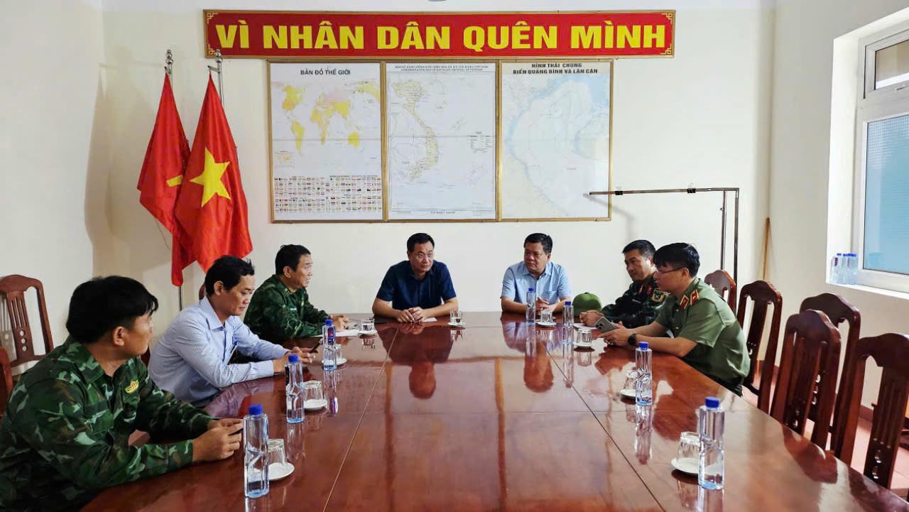 Bí thư Tỉnh uỷ Quảng Trị Lê Ngọc Quang, Chủ tịch UBND tỉnh Trần Phong và Giám đốc Công an tỉnh, Chỉ huy trưởng Bộ Chỉ huy Quân sự tỉnh, Chỉ huy trưởng Ban Chỉ huy Bộ đội Biên phòng tỉnh Quảng Trị hội ý bàn phương án tìm kiếm các ngư dân. 