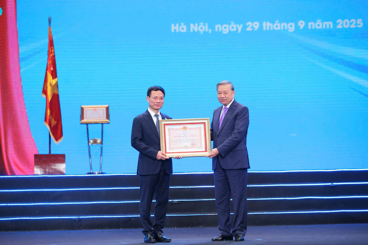 Tổng Bí thư Tô Lâm trao Huân chương Bảo vệ Tổ quốc hạng Nhất tặng Bộ trưởng Bộ Khoa học và Công nghệ Nguyễn Mạnh Hùng. (Ảnh: MST)