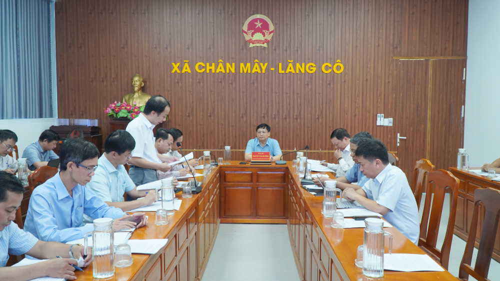 Phó Chủ tịch Thường trực UBND thành phố Huế Nguyễn Thanh Bình làm việc với xã Chân Mây – Lăng Cô về tình hình triển khai mô hình chính quyền địa phương 2 cấp tại Trung tâm Phục vụ hành chính công xã.