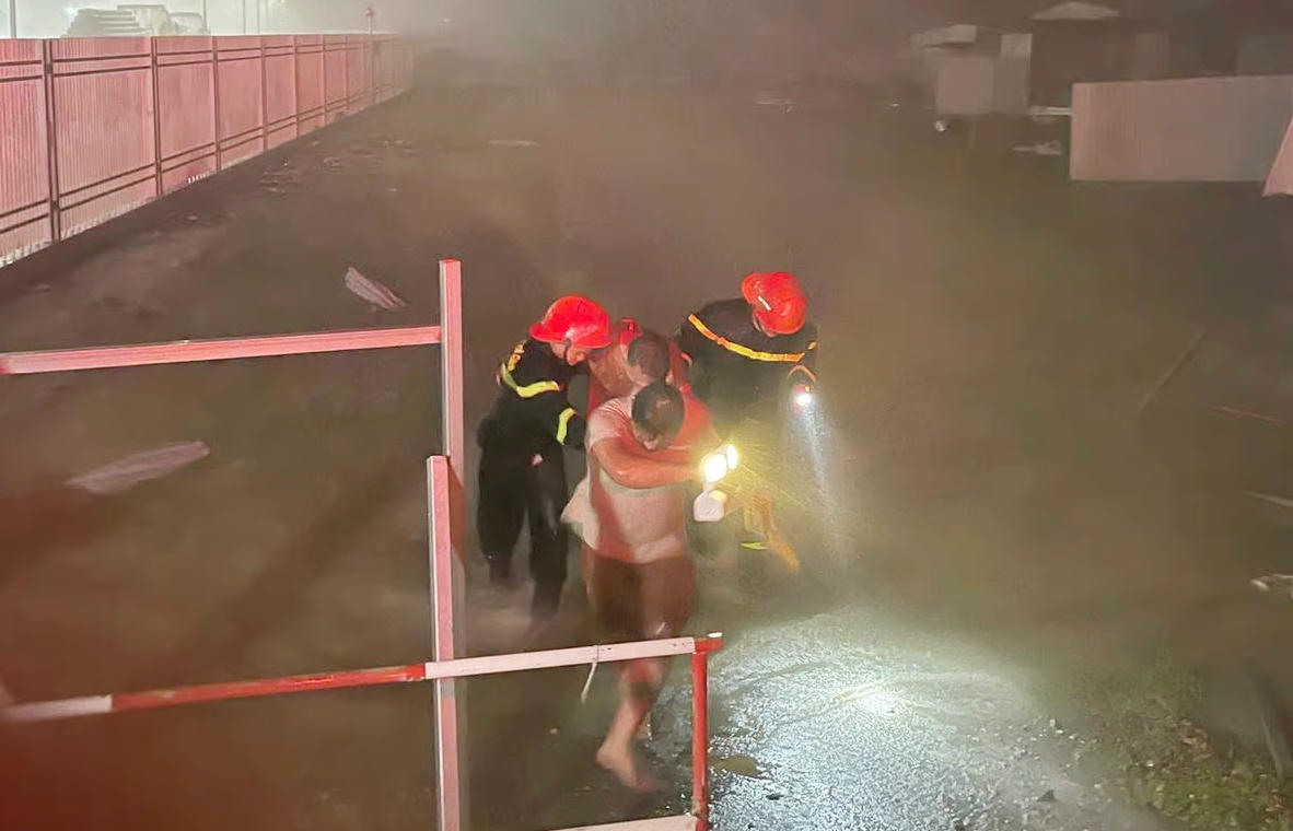 Cảnh sát PCCC-CHCN số 1 tổ chức cứu hộ 4 người mắc kẹt tại Khu CN WHA (ảnh Công an cung cấp)