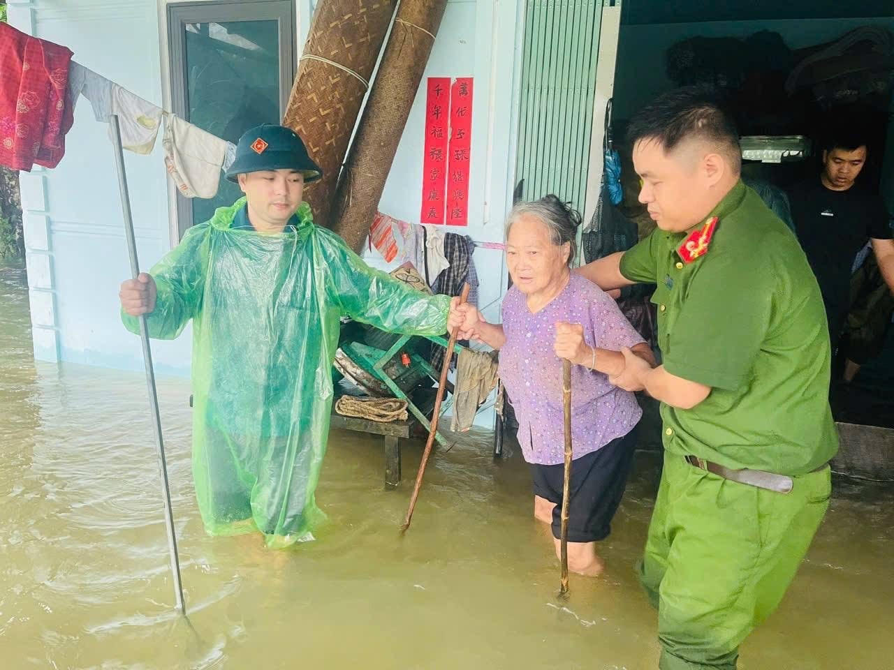 Lực lượng chức năng tỉnh Cao Bằng hỗ trợ người dân đến khu vực an toàn. (Ảnh: Lê Hanh)