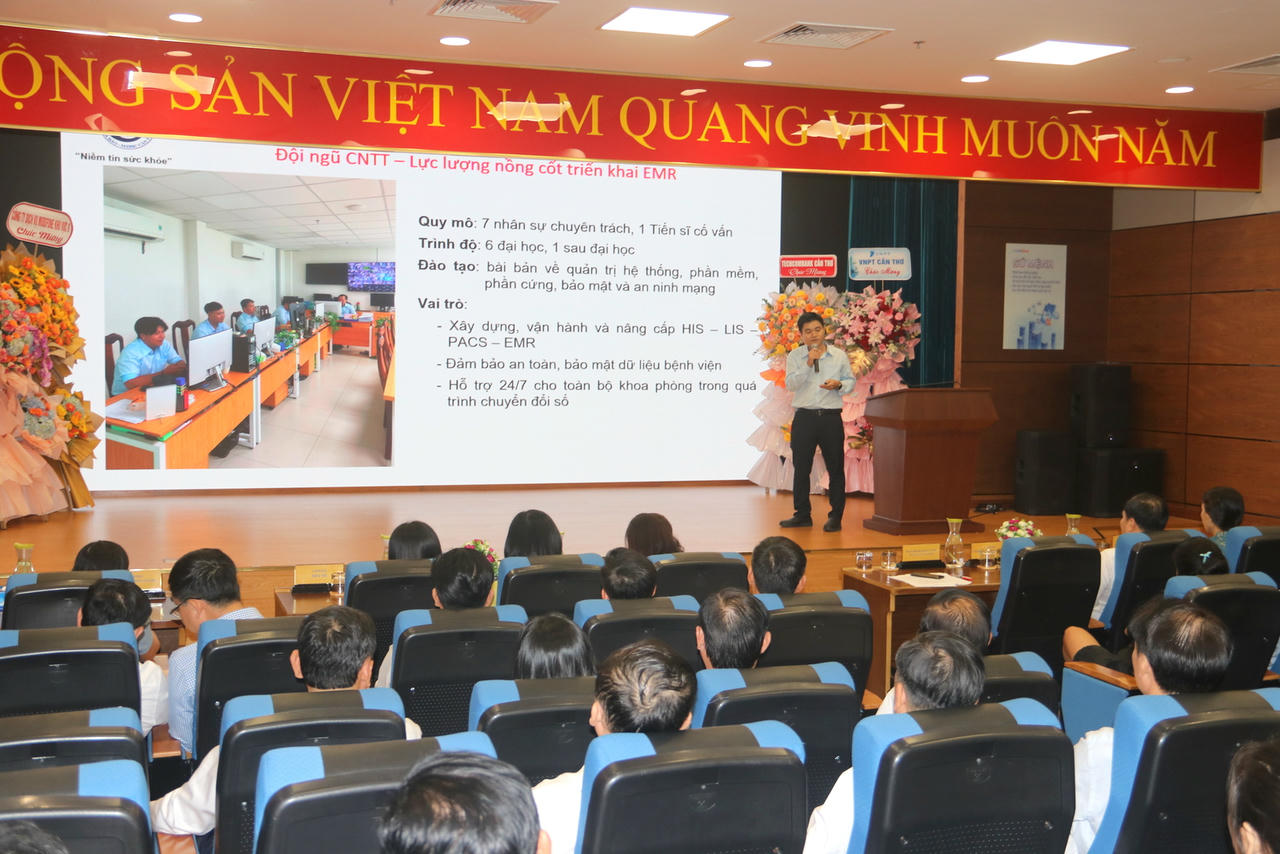 ThS BS Nguyễn Dinh - Phó Giám đốc Bệnh viện Đa khoa Hòa Hảo - Medic Cần Thơ trình bày tham luận.