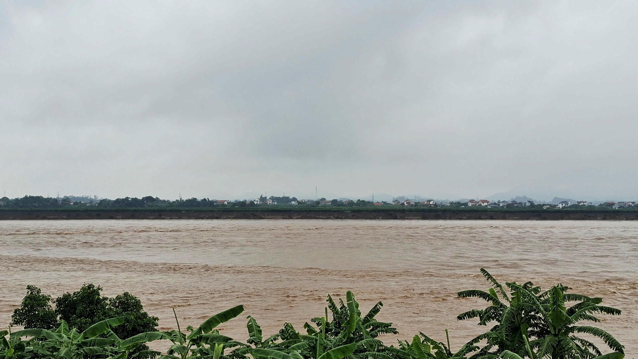 Dự báo lũ trên sông Thao tiếp tục lên trên báo động 3 từ 2-2,6m. Ảnh: Hiền Anh