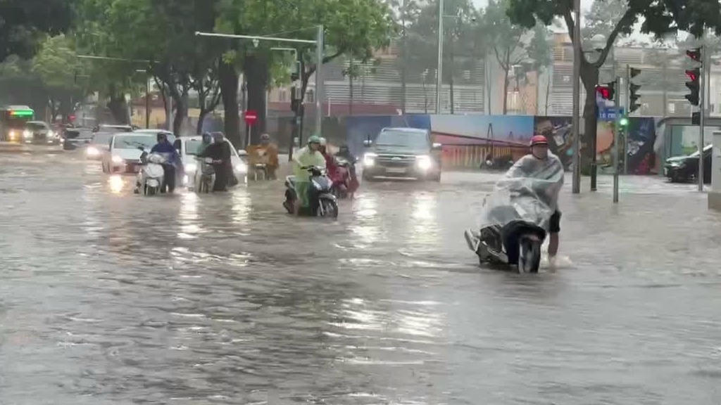 Hà Nội mưa lớn, ngập nhiều tuyến đường