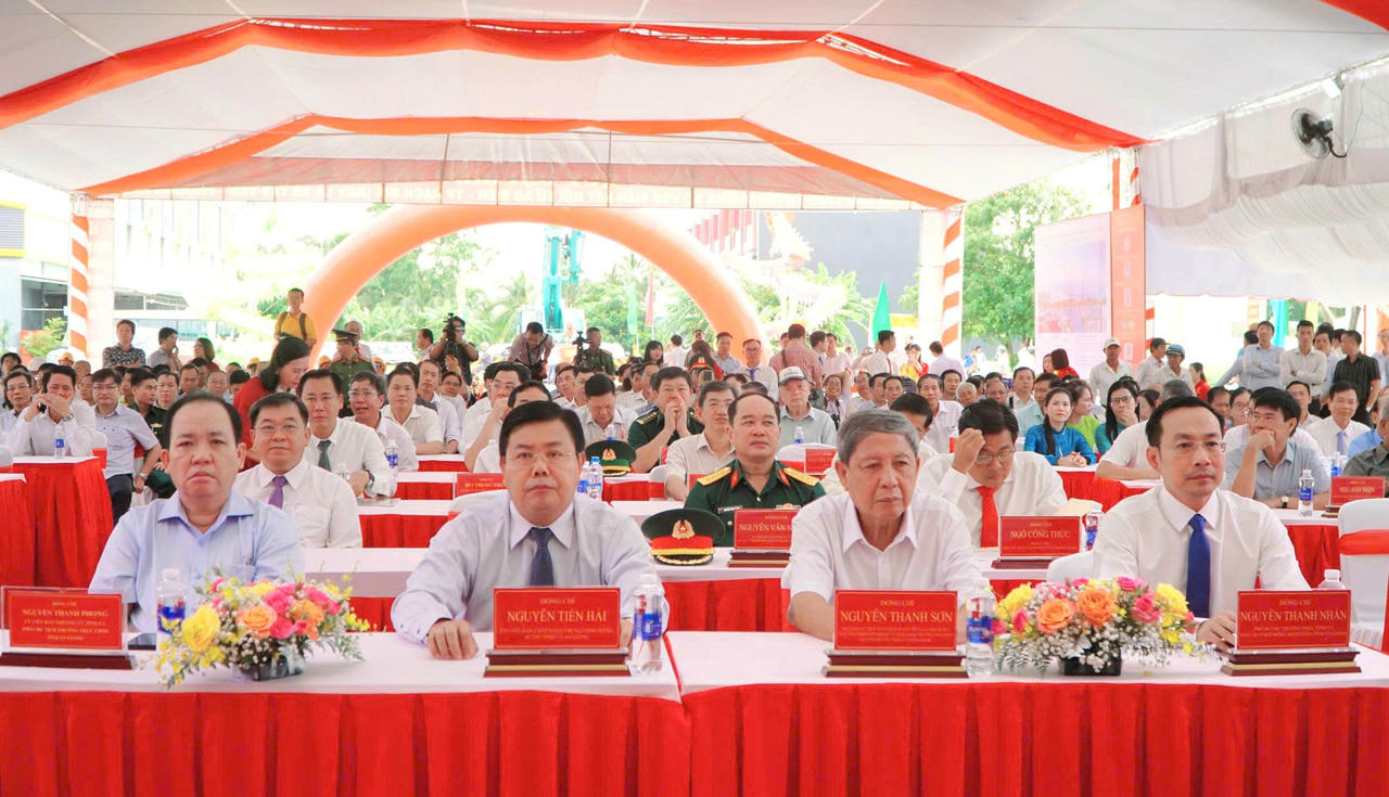 Lãnh đạo tỉnh tham dự lễ khởi công. (Ảnh: Khánh Thùy)