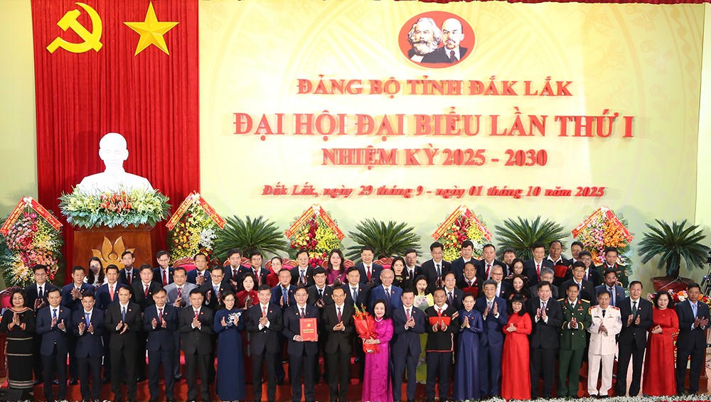 Ban Chấp hành Đảng bộ tỉnh Đắk Lắk lần thứ I,
nhiệm kỳ 2025 -2030 ra mắt Đại hội.